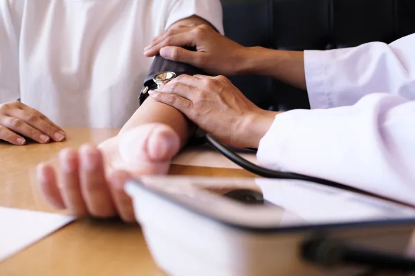 ¿Qué médico trata fibrilación auricular?