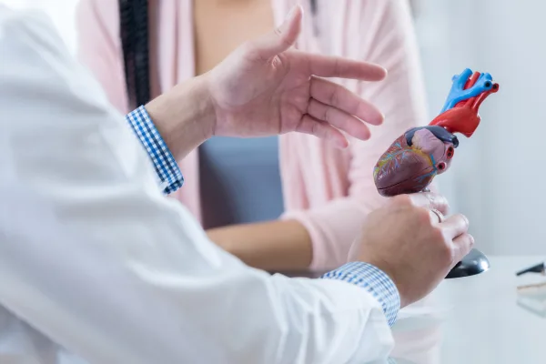 ¿Qué médico trata problemas cardíacos?